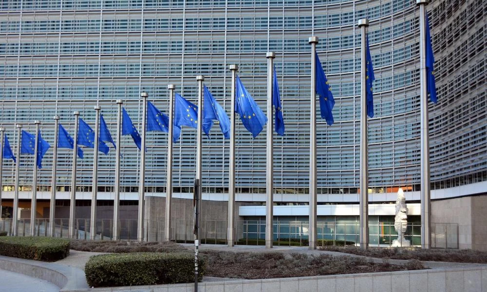 H Ευρωπαϊκή Επιτροπή ανοίγει το δρόμο για τη χρηματοδότηση της Πολωνίας